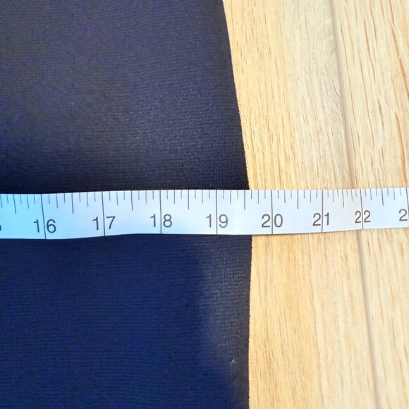 π€ Express Knit Pencil Skirt | Size Medium - Picture 6 of 7